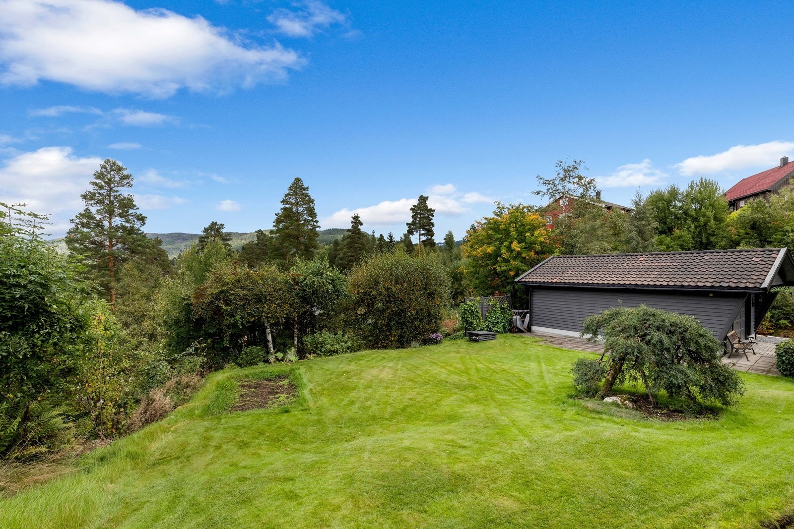 Frittstående garasje med bod. Galleribilde