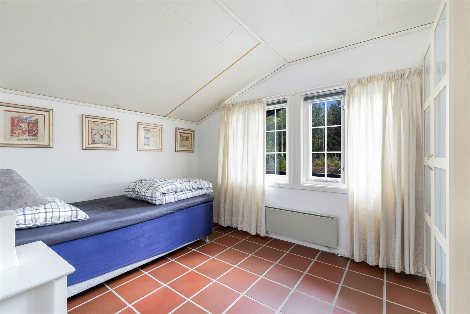 Romslig soverom 1 med garderobeskap. Galleribilde