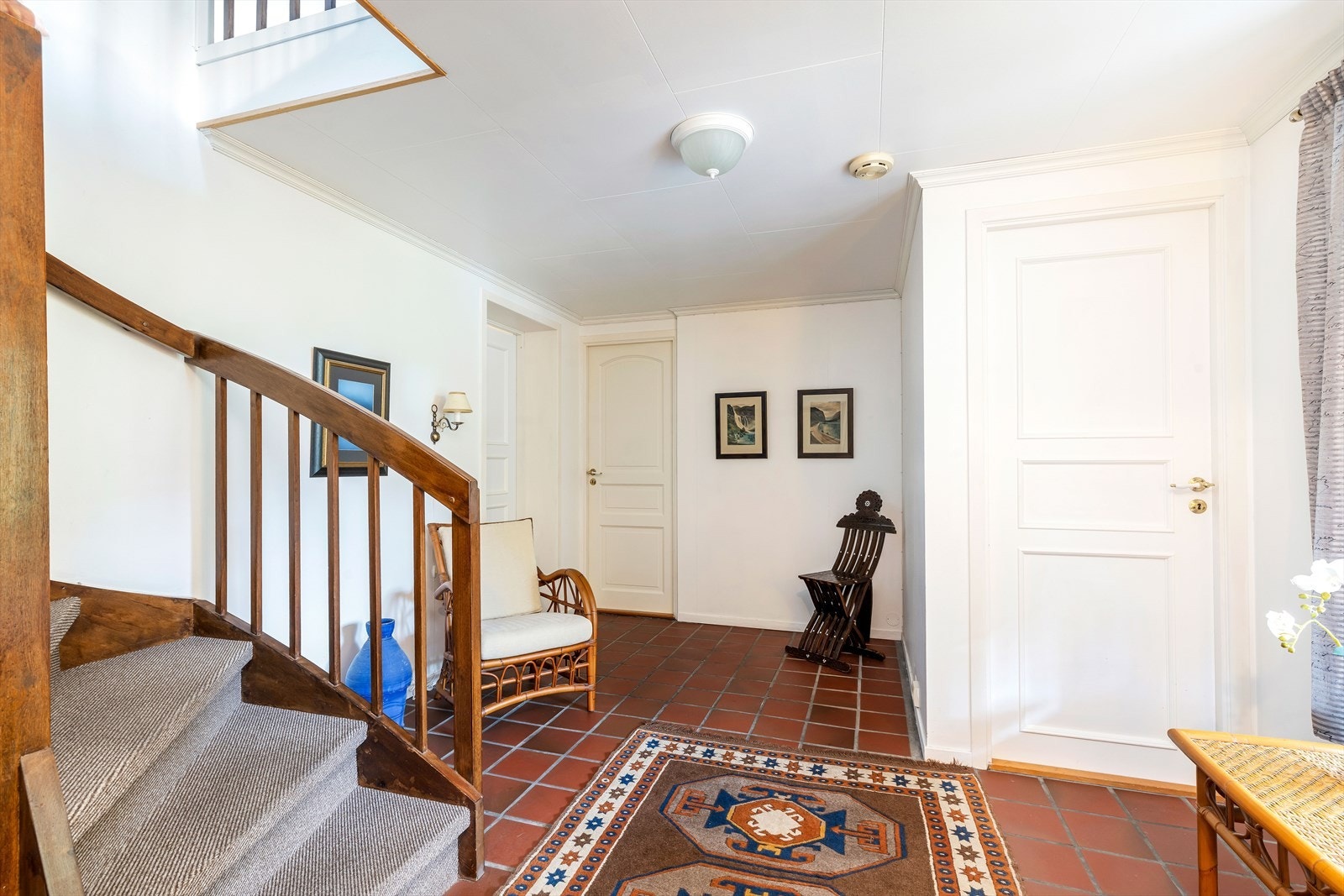 Hall med trapp til hovedetasje. Galleribilde