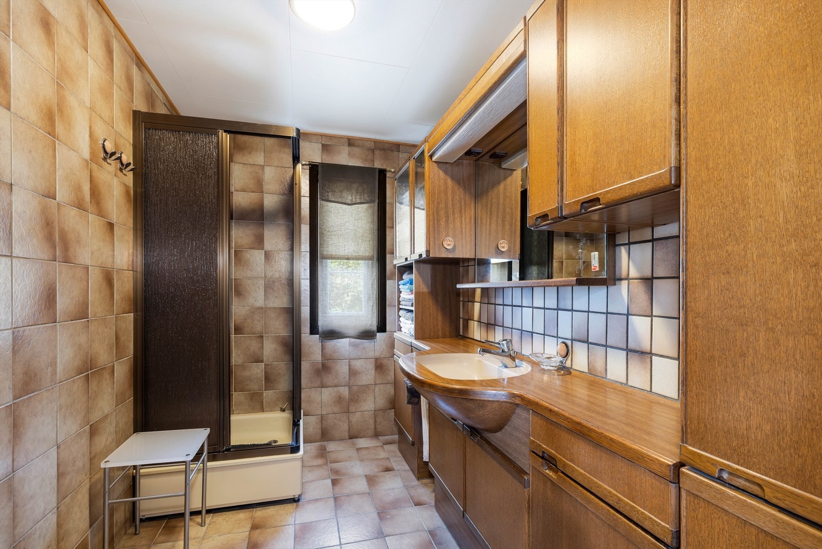 Bad/ wc med baderomsinnredning i heltre. Galleribilde