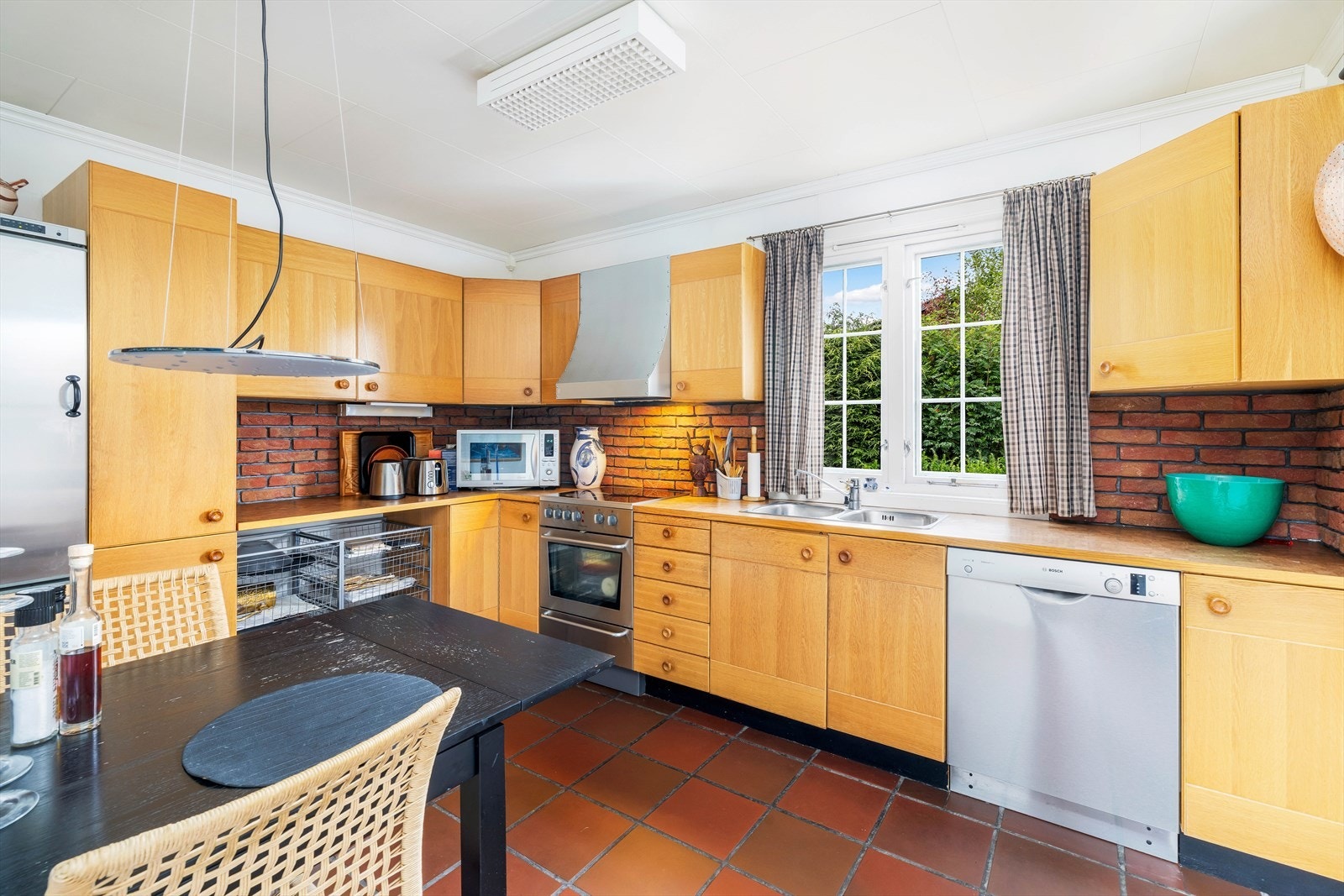 Kjøkkeninnredning fra byggeår med heltre innredning. Galleribilde