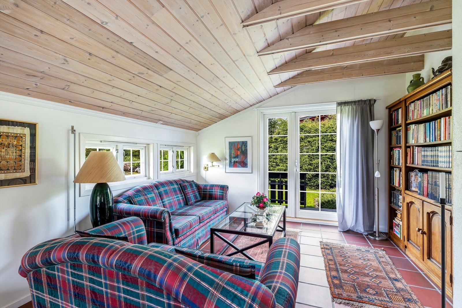 I enden av stuen er det utgang til veranda. Galleribilde