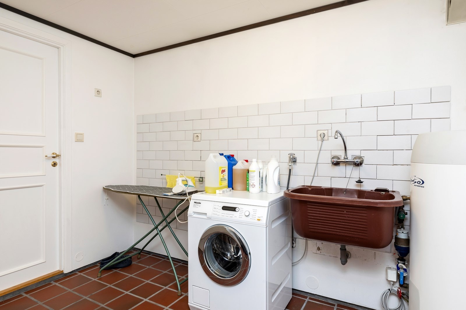 Enkelt vaskerom med utslagsvask. Galleribilde