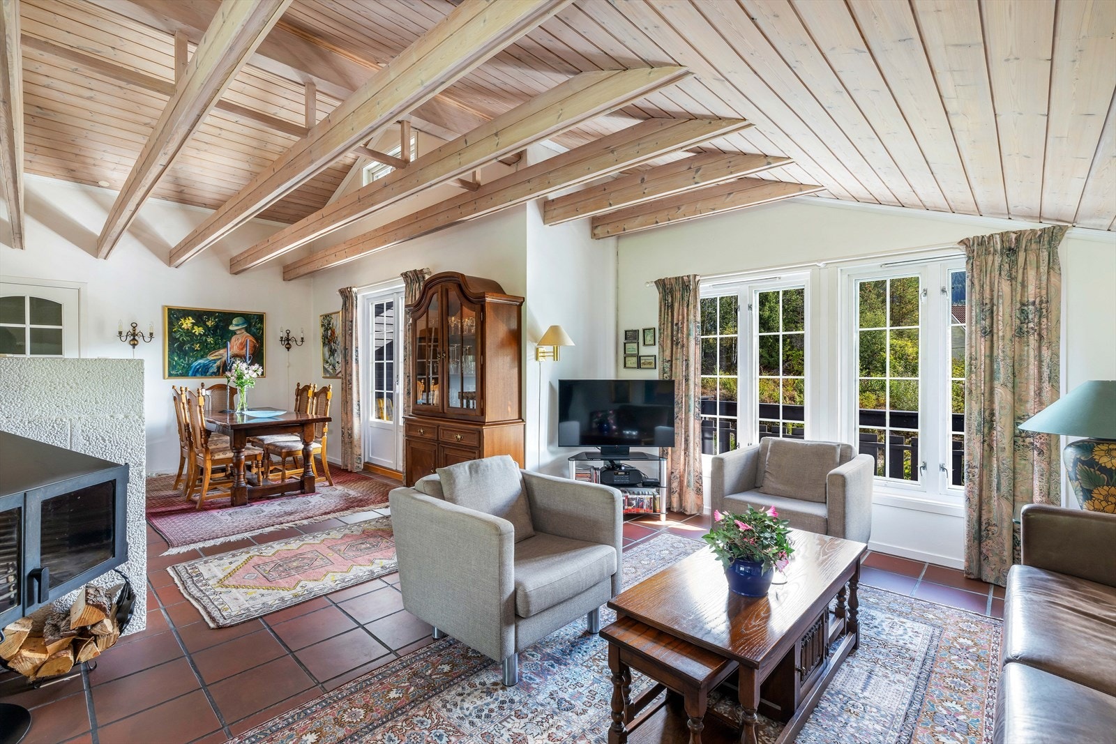 Åpn og luftig stue med høy himling. Galleribilde