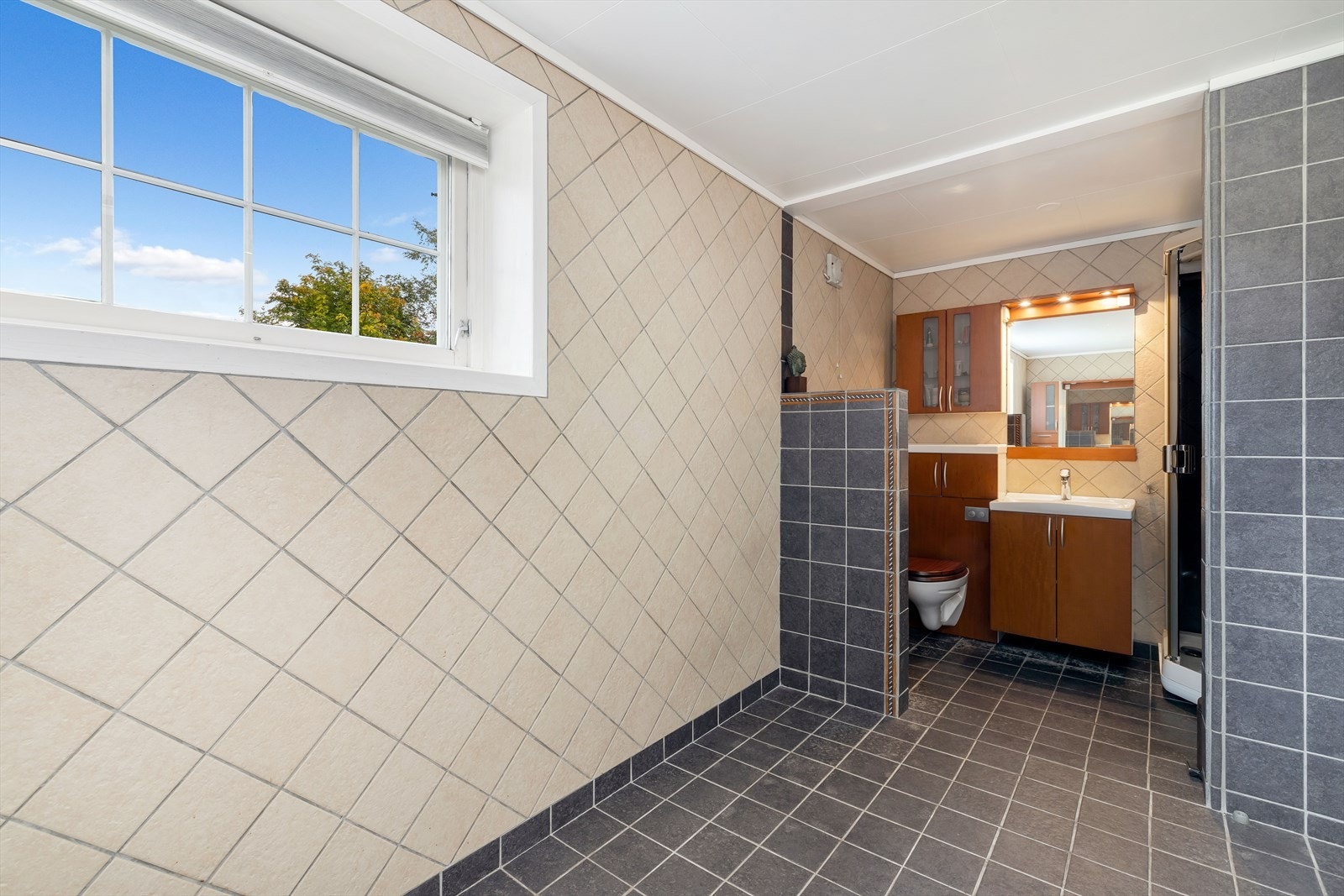 Stort, flislagt bad/ wc. Galleribilde