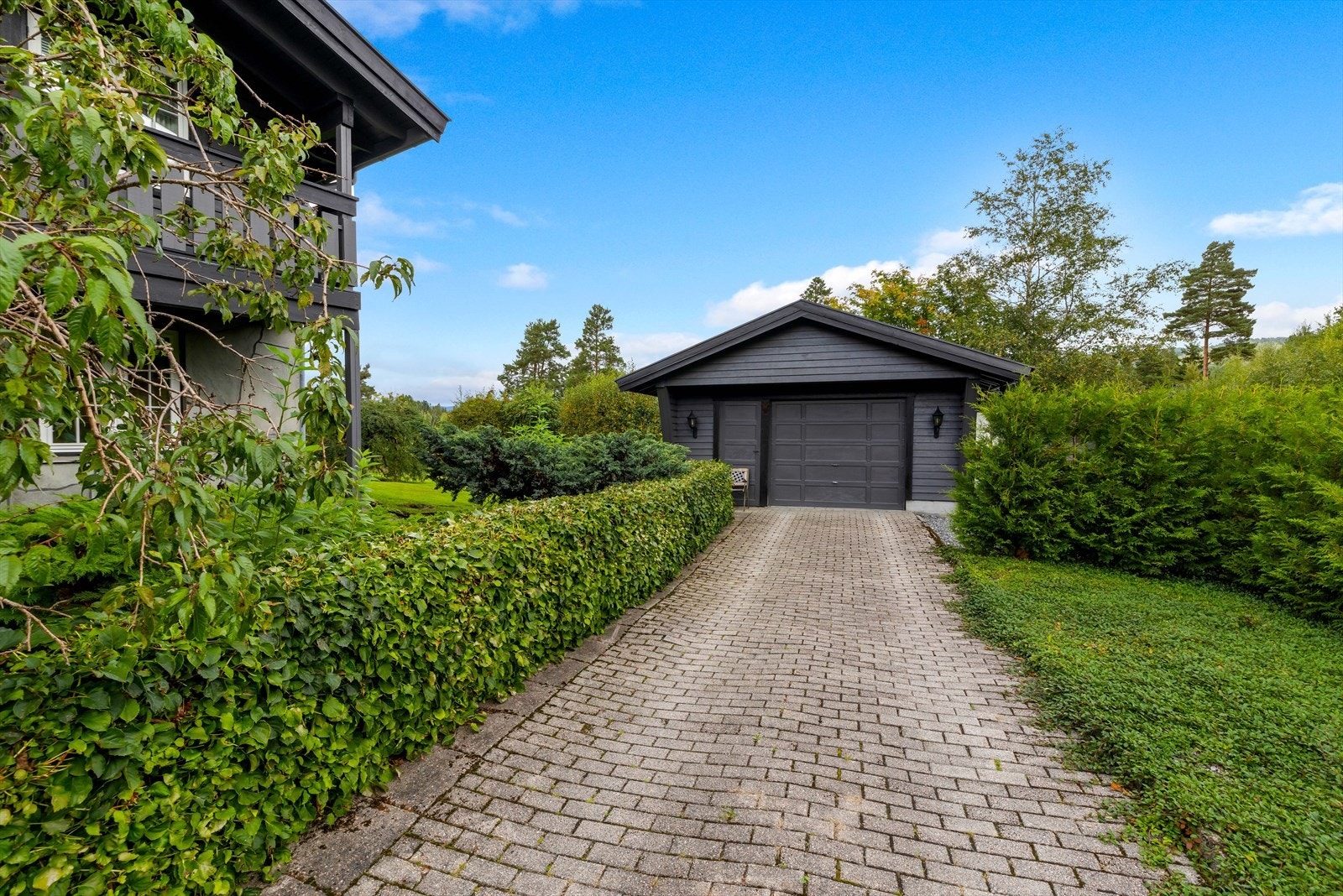 Eiendommen ligger i rolig nabolag i enden av en blindgate. Galleribilde