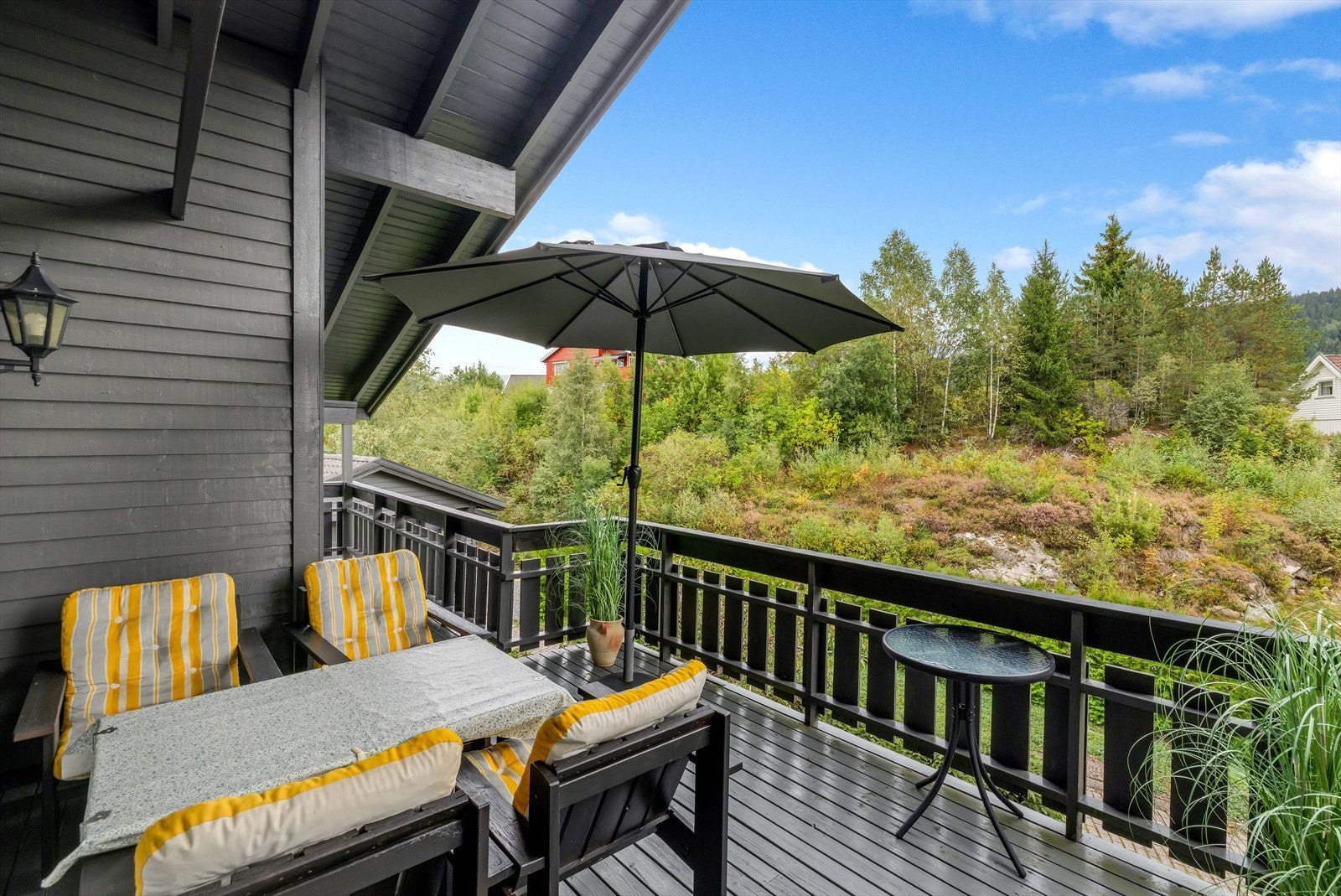 Veranda med godt takutstikk. Galleribilde