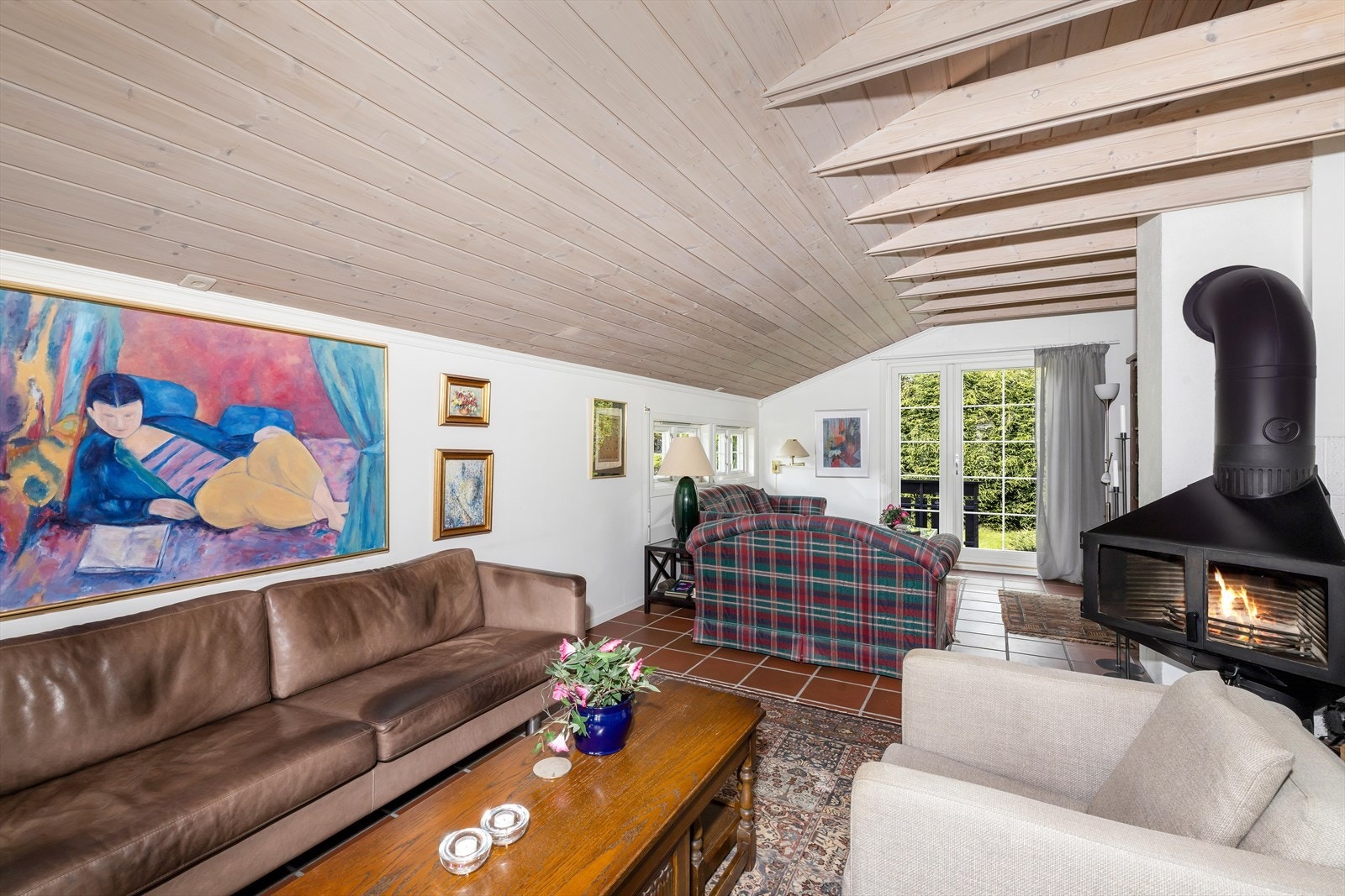 God plass til flere sittegrupper. Galleribilde