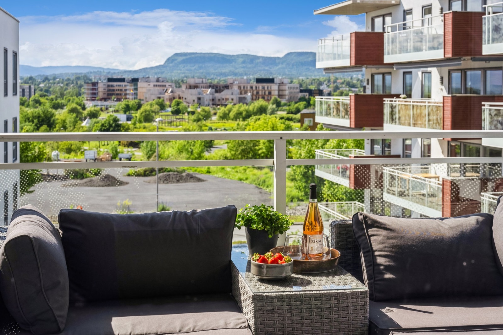 Flott og grønn utsikt fra balkongen på sommerstid Galleribilde