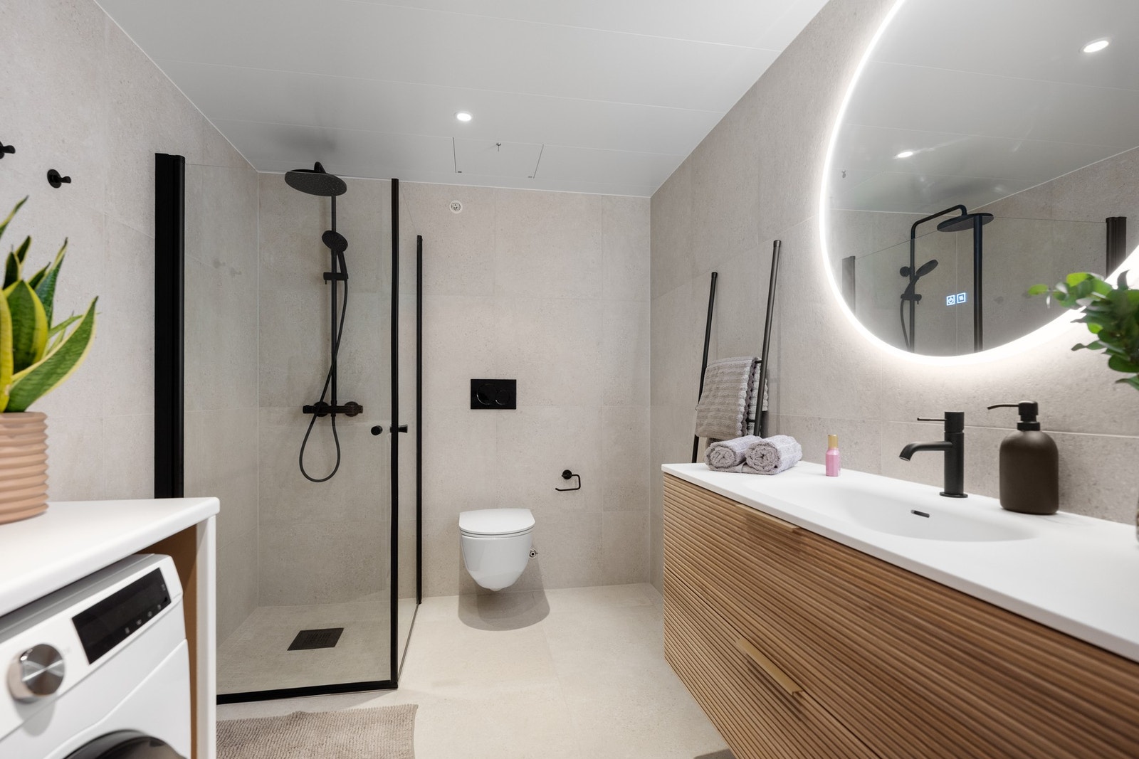 Pent og stort bad, med opplegg for vaskemaskin Galleribilde