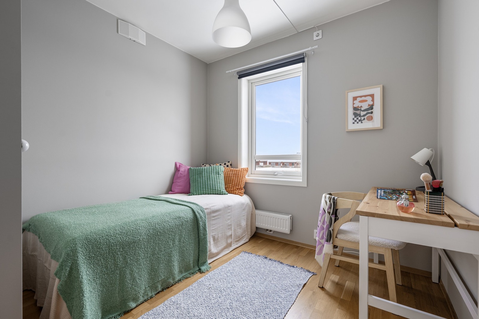 Soverom 2 er også av god størrelse, med plass til seng og kontorløsning Galleribilde