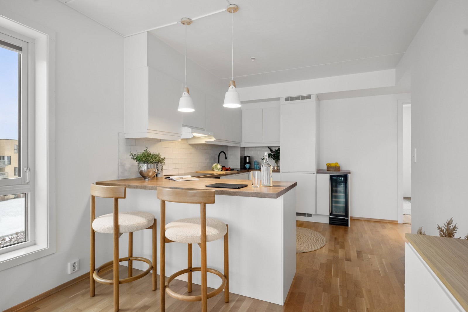 Forlenget benkeplate på øyen gir rom for barstoler/sitteplass Galleribilde