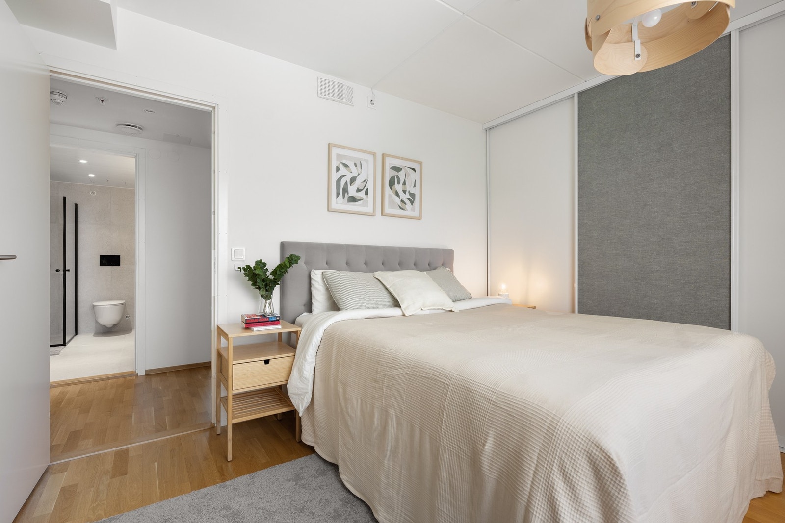 Romslig hovedsoverom med stor skyvedørsgarderobe Galleribilde