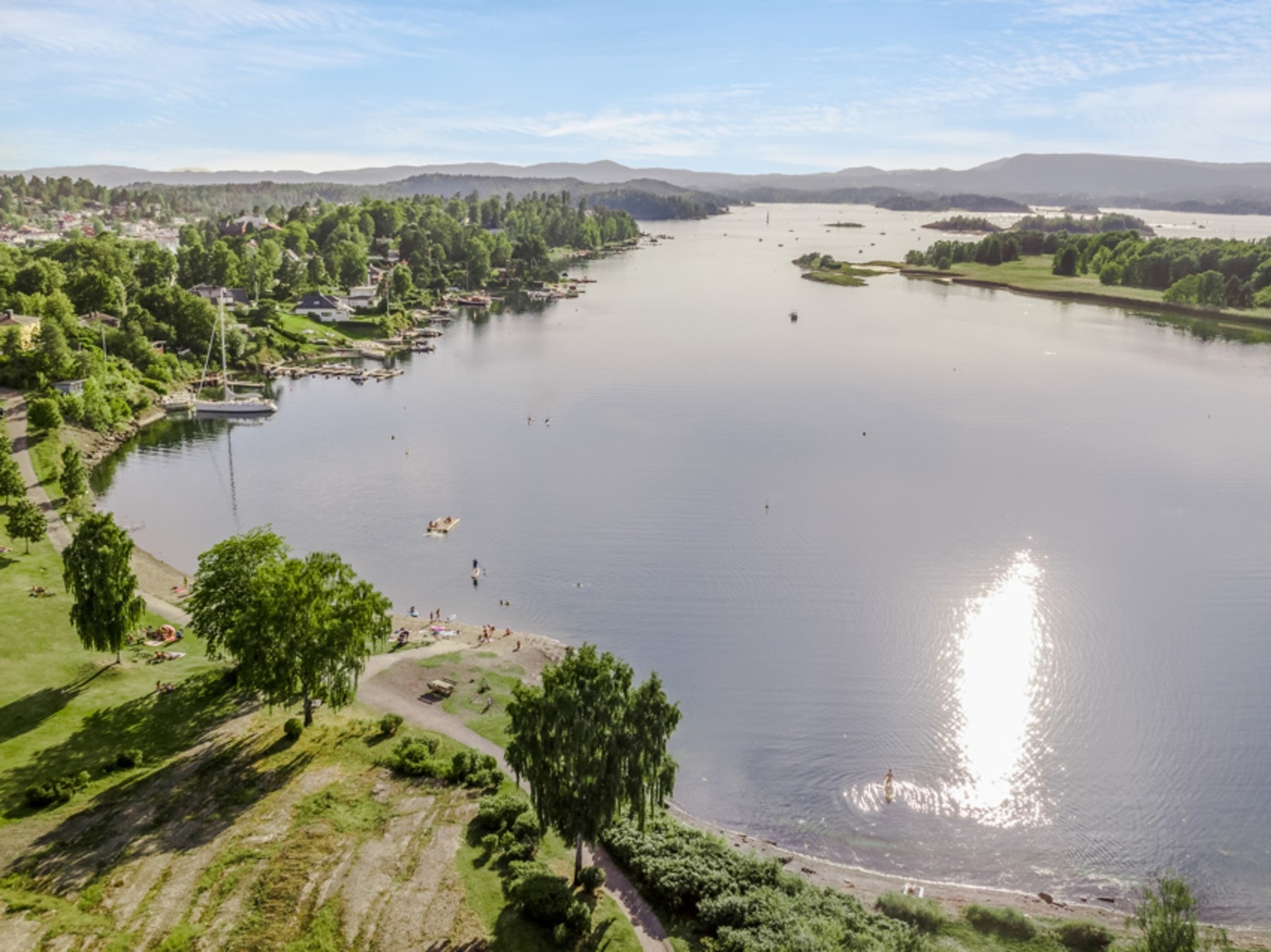 Koksabukta med sin barnevennlige sandstrand ligger en kort spasertur fra boligen Galleribilde