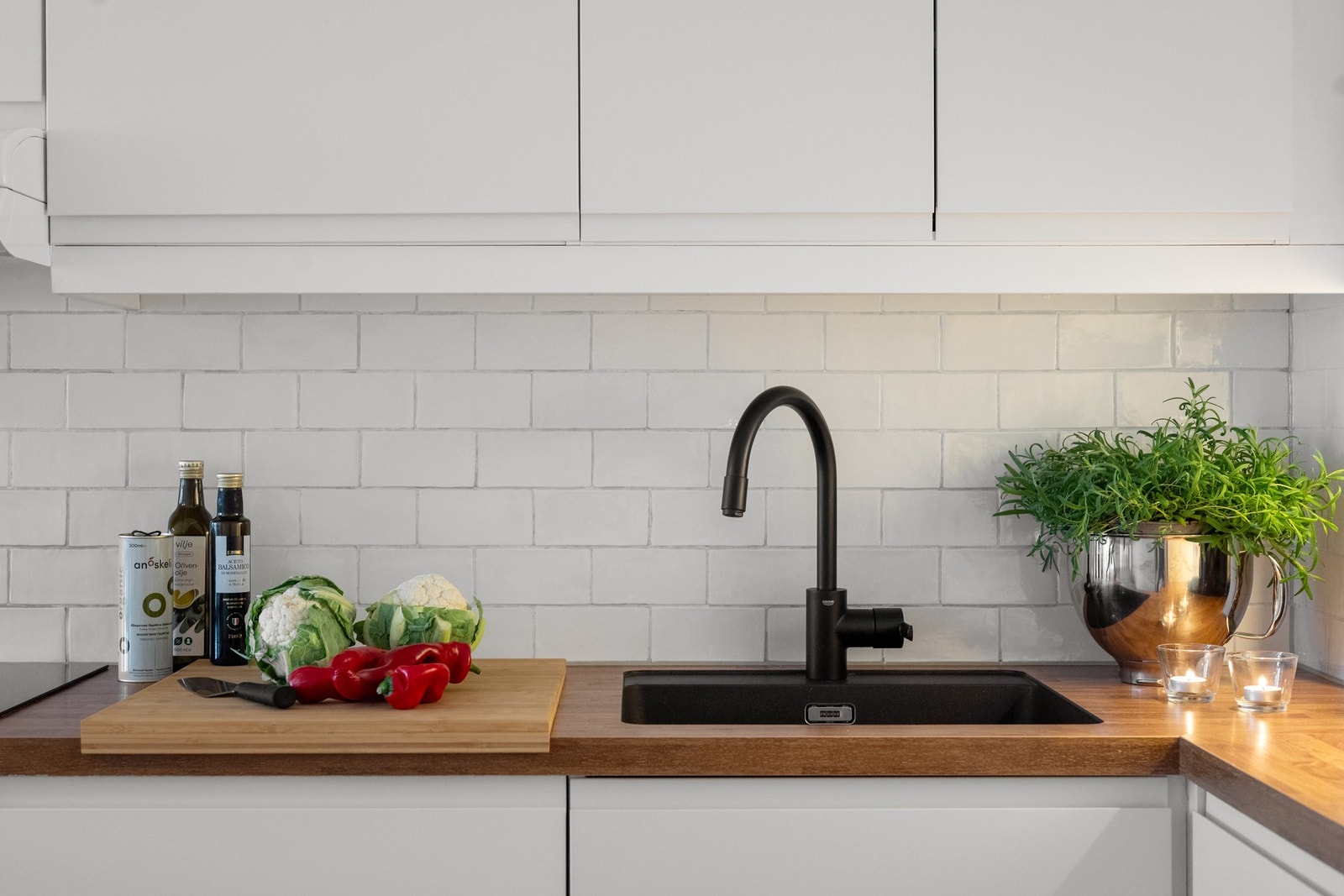 Pen, heltre benkeplate og flislagt backsplash Galleribilde