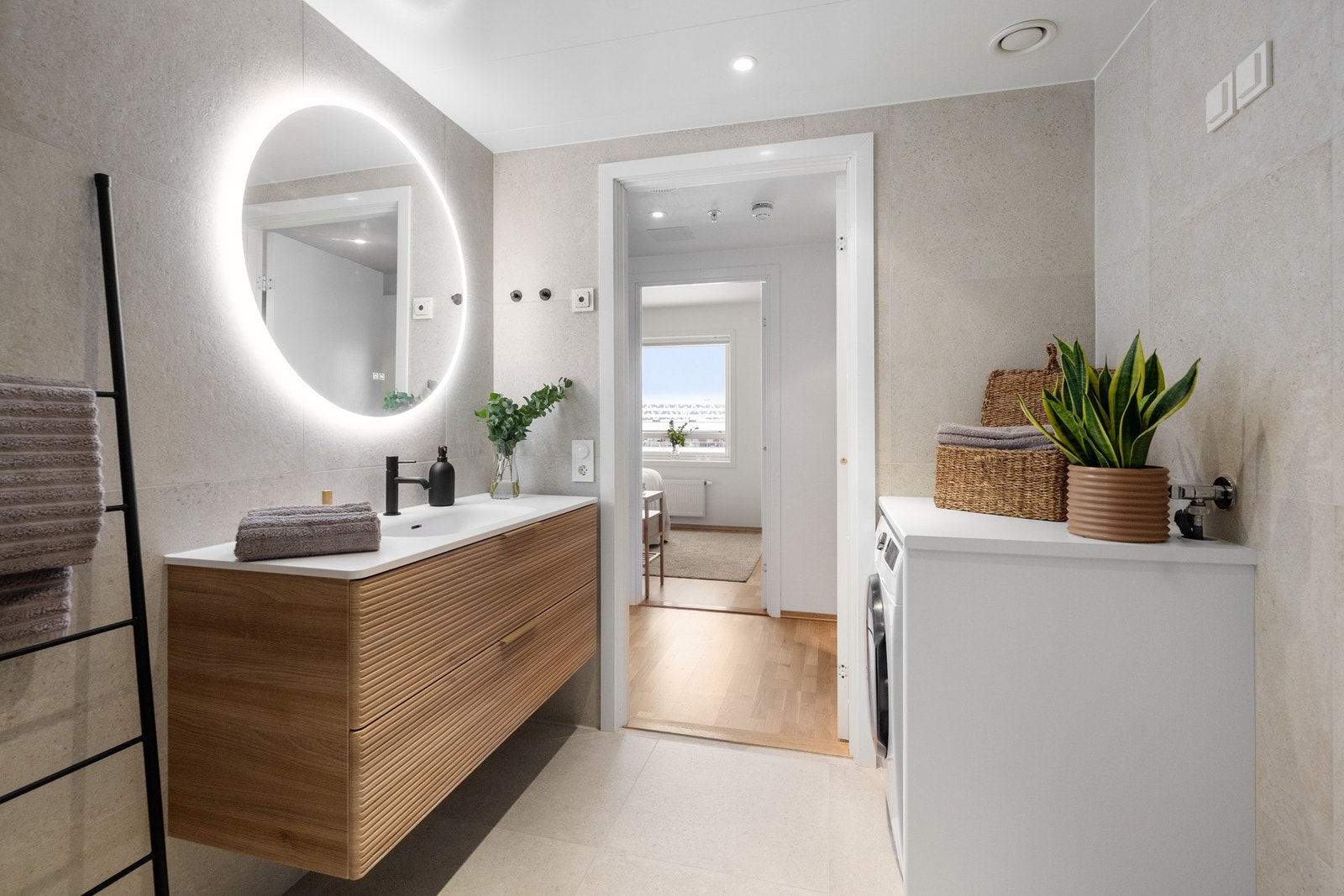 Lekkert og overflateoppusset baderom fra 2025 med nye fliser og ny baderomsinnredning Galleribilde