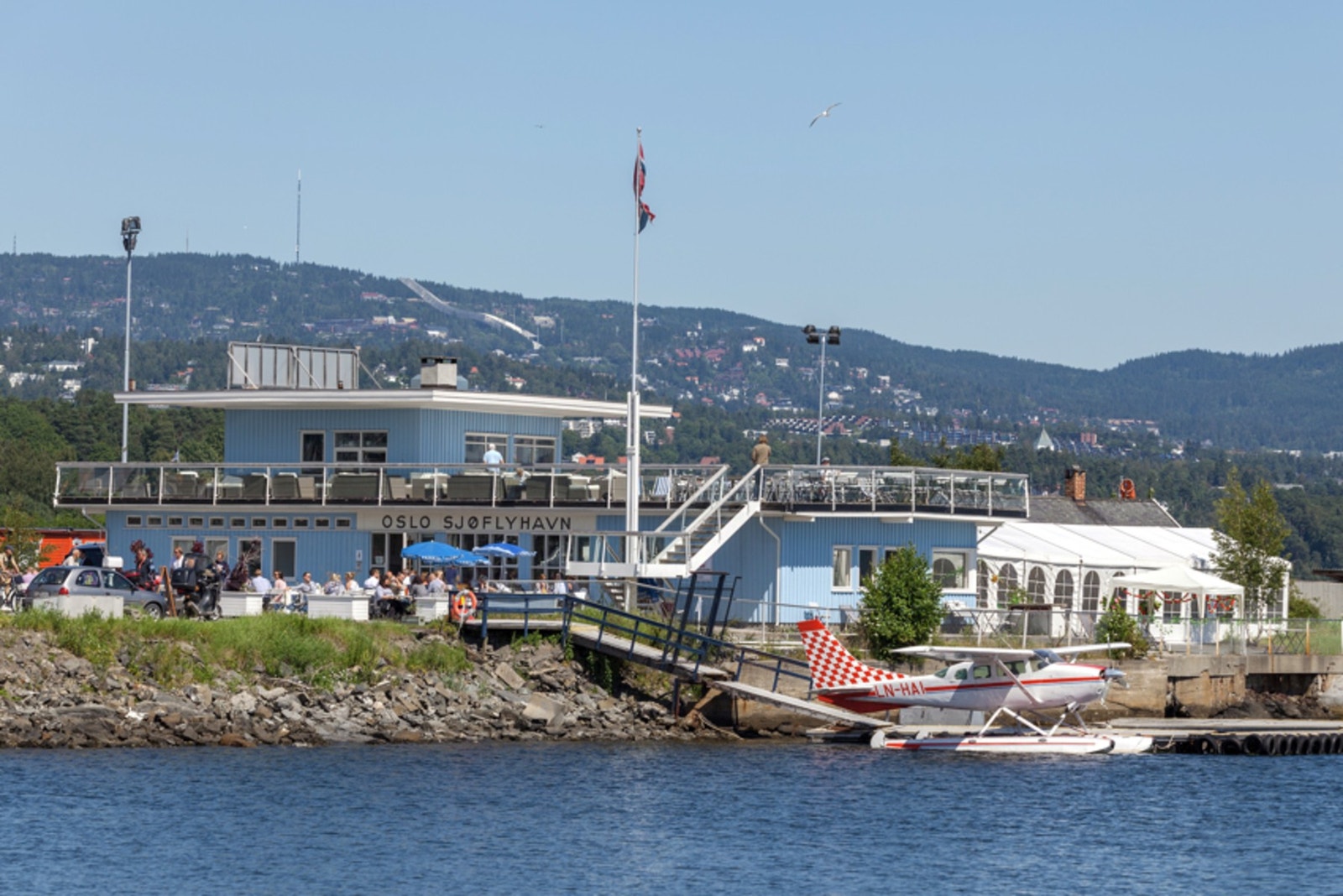 Det er bare en spasertur bort til Sjøflyhavna, med brygge og spisested Galleribilde
