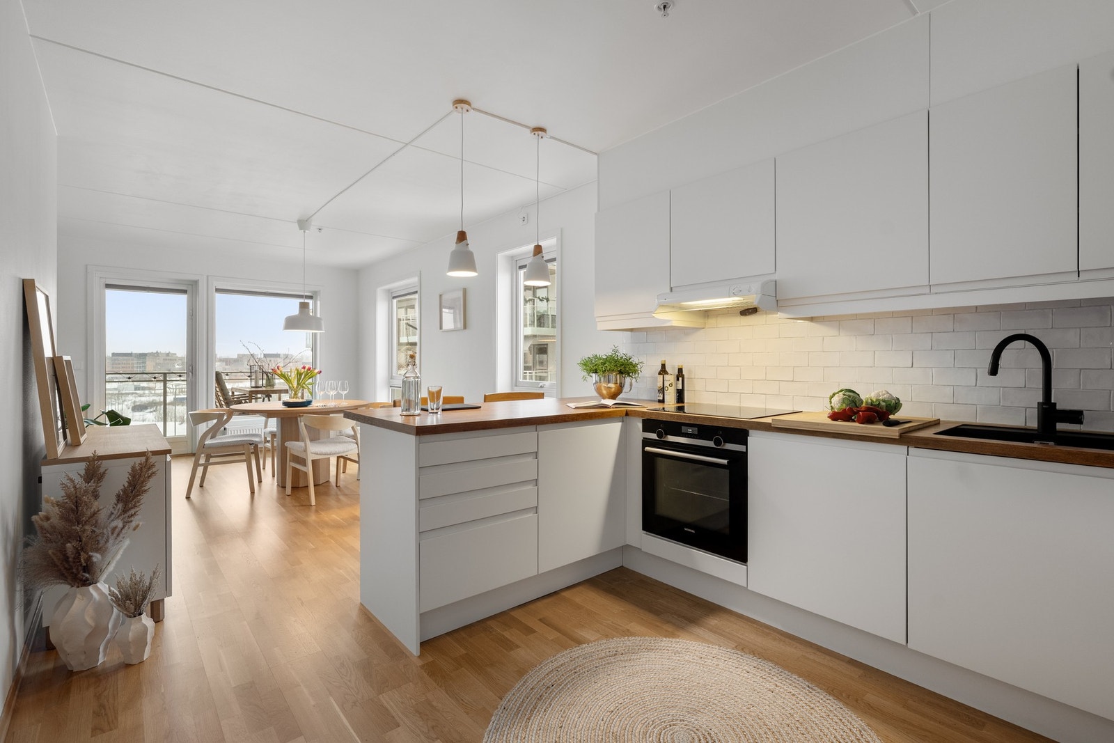 Tidløs og stilren kjøkkeninnredning med integrerte hvitevarer Galleribilde