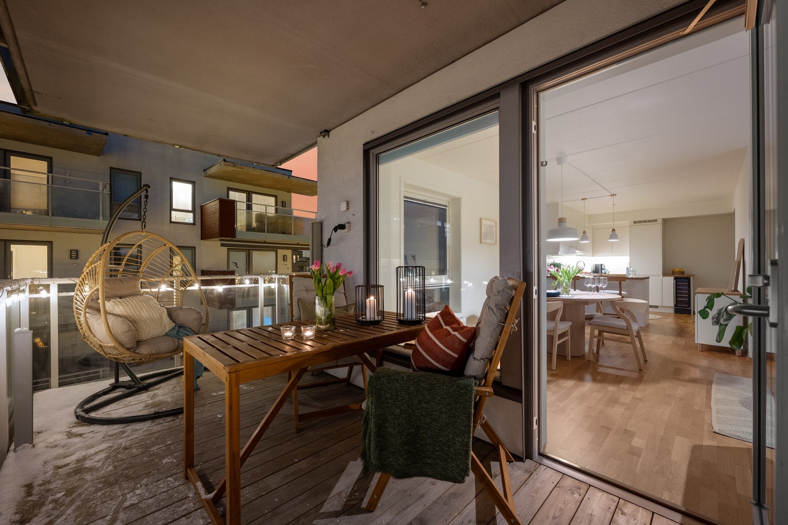 Balkongen blir en fin forlengelse av stuen på sommerstid Galleribilde