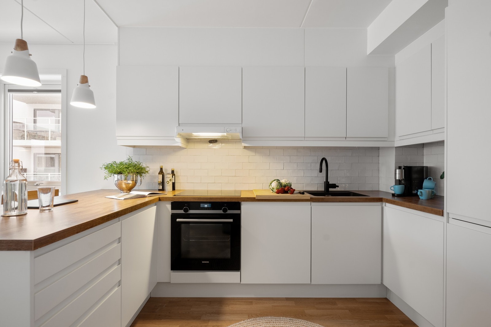 Kjøkkenet har rikelig med skap- og benkeplass Galleribilde