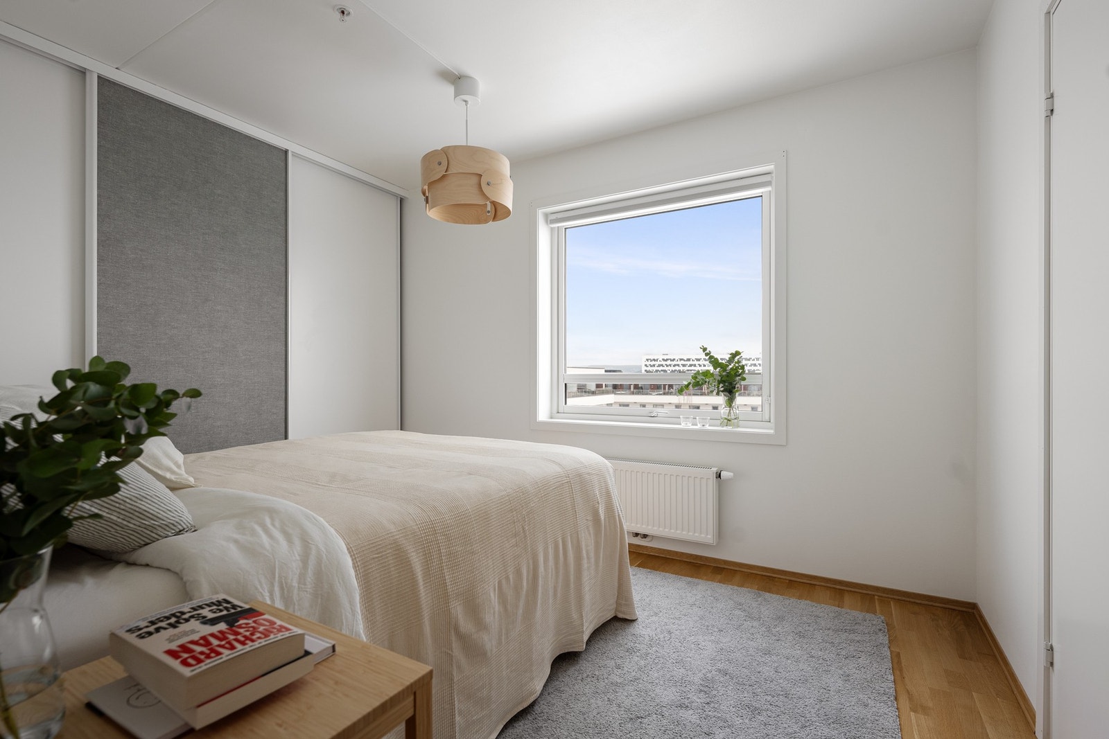 Fra hovedsoverommet har man tilgang til praktisk, innvendig bod/walk-in closet. Galleribilde