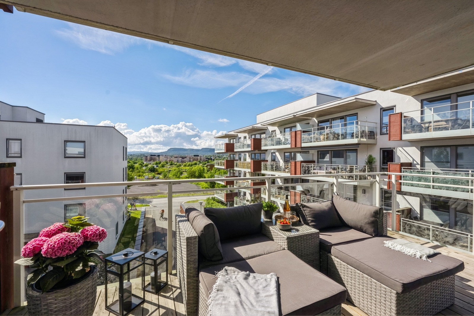 På sommerstid er balkongen et hyggelig sted å oppholde seg Galleribilde