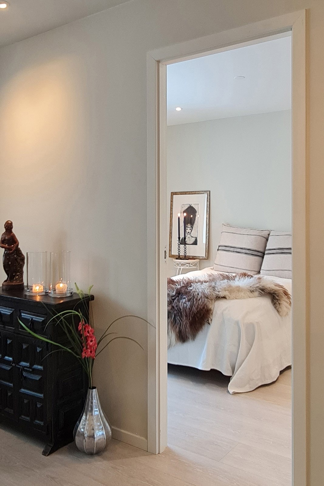 Leiligheten byr på to soverom. Hovedsoverommet ligger tilknyttet stuen og fremstår lunt og harmonisk med lyse overflater. (Selgers eget bilde) Galleribilde