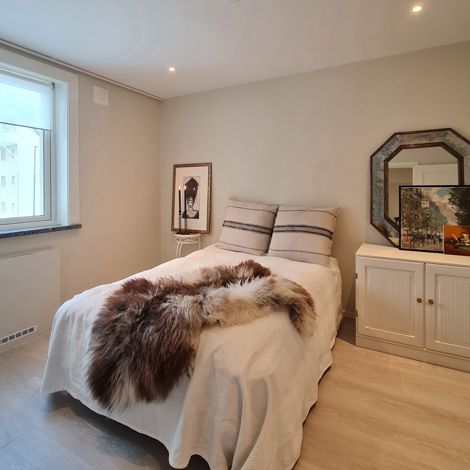 God størrelse med naturlig plass til dobbeltseng og oppbevaringsmøbler, rommet ligger vendt mot rolige omgivelser. (Selgers eget bilde) Galleribilde