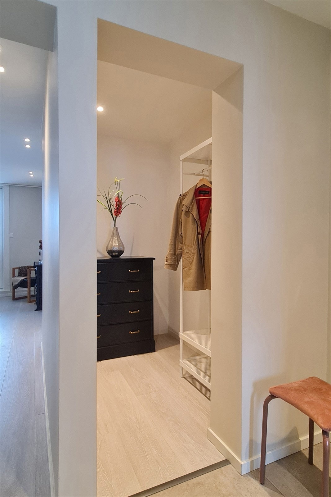 I tillegg til godt med oppbevaring i kjeller- og loftsbod, har leiligheten en innvendig bod i tilknytning til entréen. (Selgers eget bilde) Galleribilde