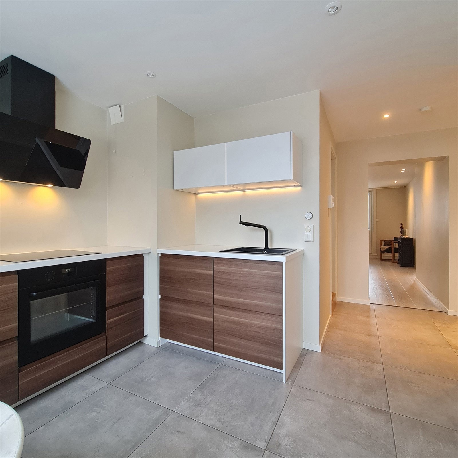 Kjøkkeninnredningen har flere integrerte hvitevarer som stekeovn med platetopp, oppvaskmaskin og kjøl/fryse-skap. (Selgers eget bilde) Galleribilde