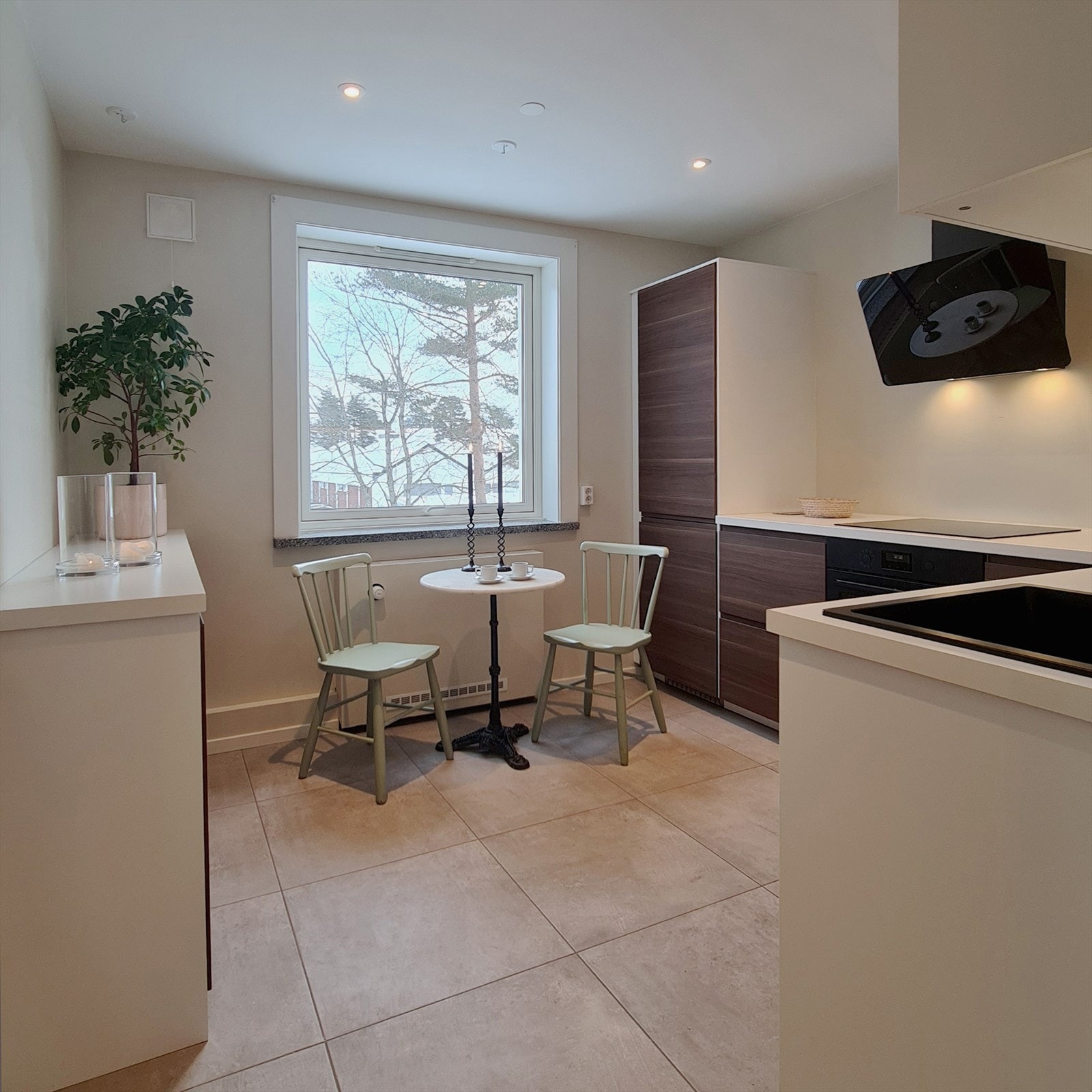 Tidløst IKEA-kjøkken fra 2019 med god størrelse, rikelig skapplass og praktisk arbeidsflate. (Selgers eget bilde) Galleribilde