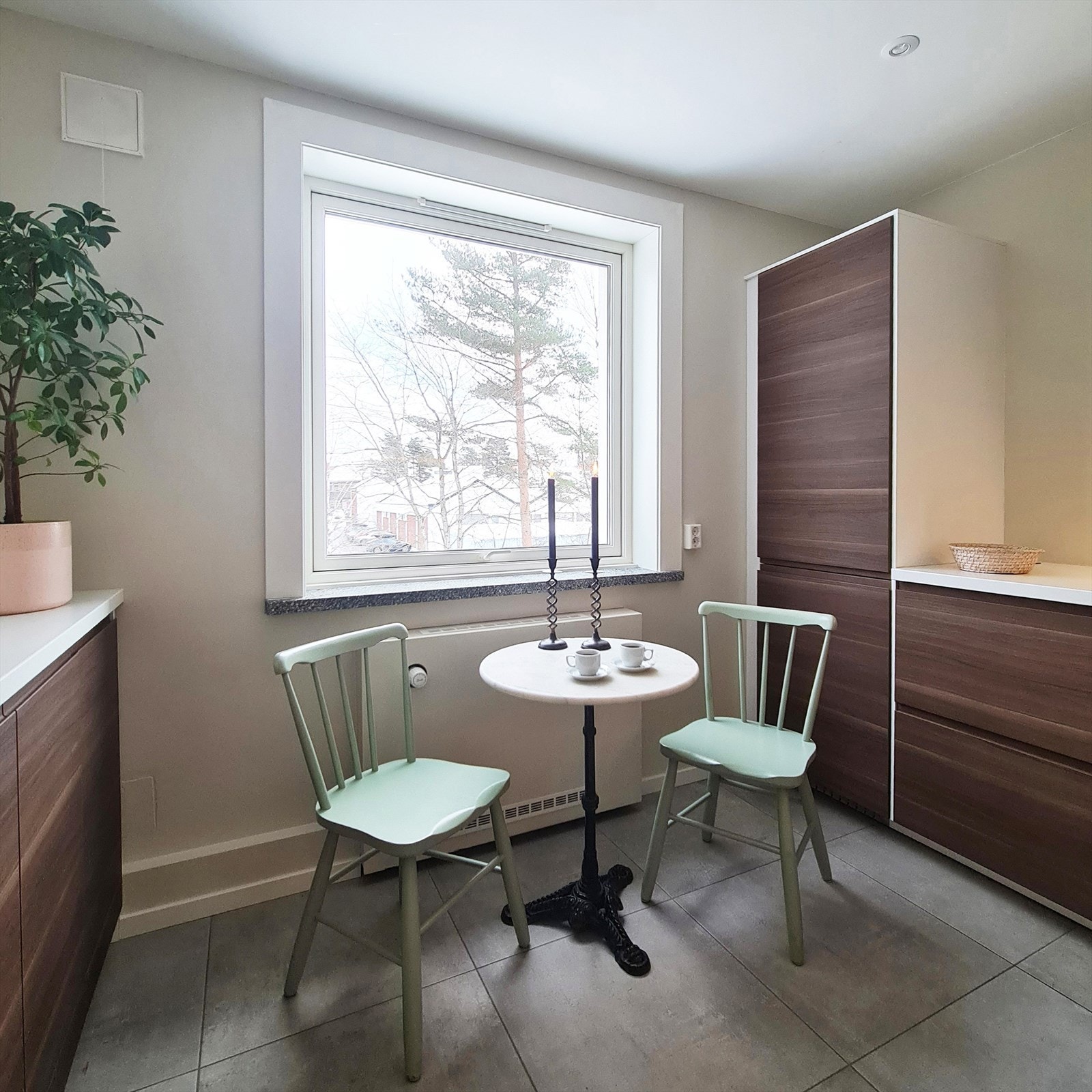 Det er god plass til en liten spiseplass ved vinduet, med naturlig lys som skaper en hyggelig atmosfære. (Selgers eget bilde) Galleribilde