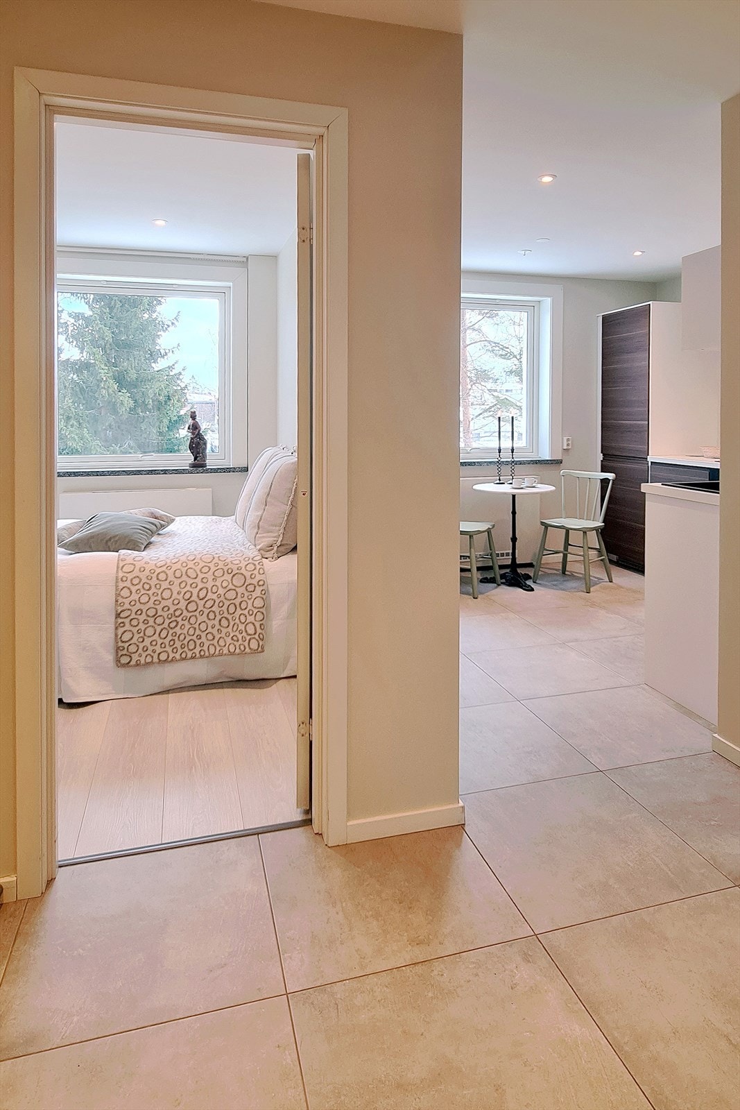 Boligens andre soverom har adkomst fra entréen og egner seg fint som gjesterom, barnerom eller kontor. Alt etter eget behov. (Selgers eget bilde) Galleribilde