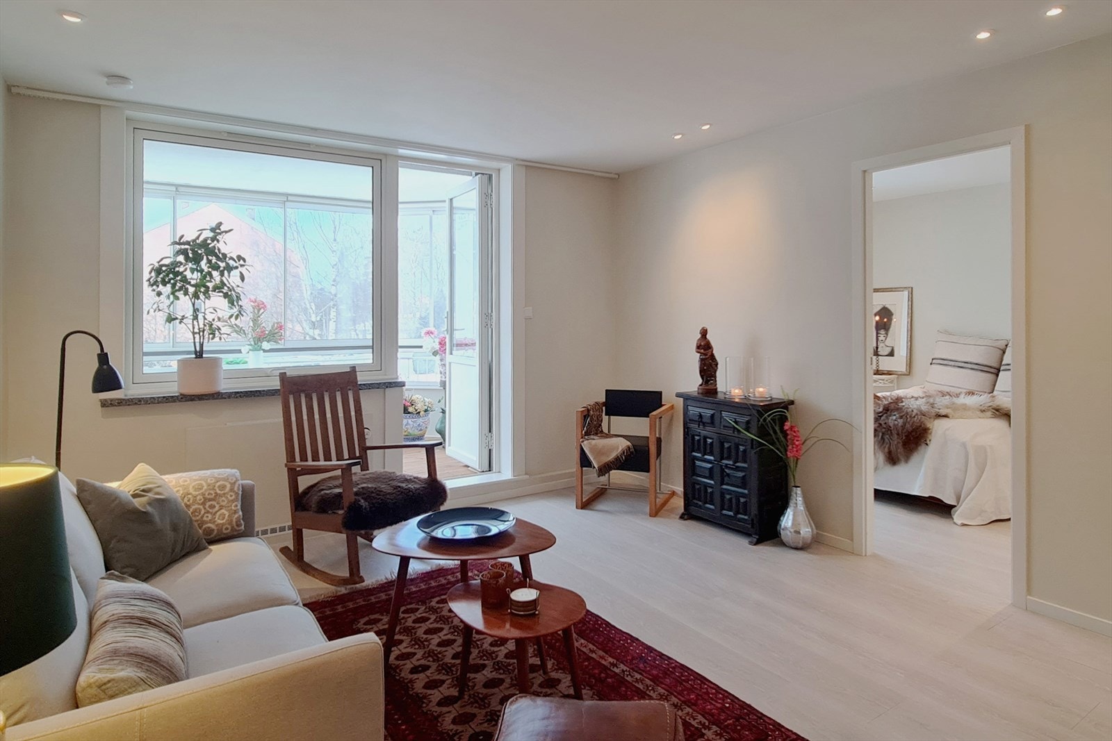 Romslig stue med fleksible møbleringsmuligheter og god plass til både sofakrok og spiseplass. (Selgers eget bilde) Galleribilde