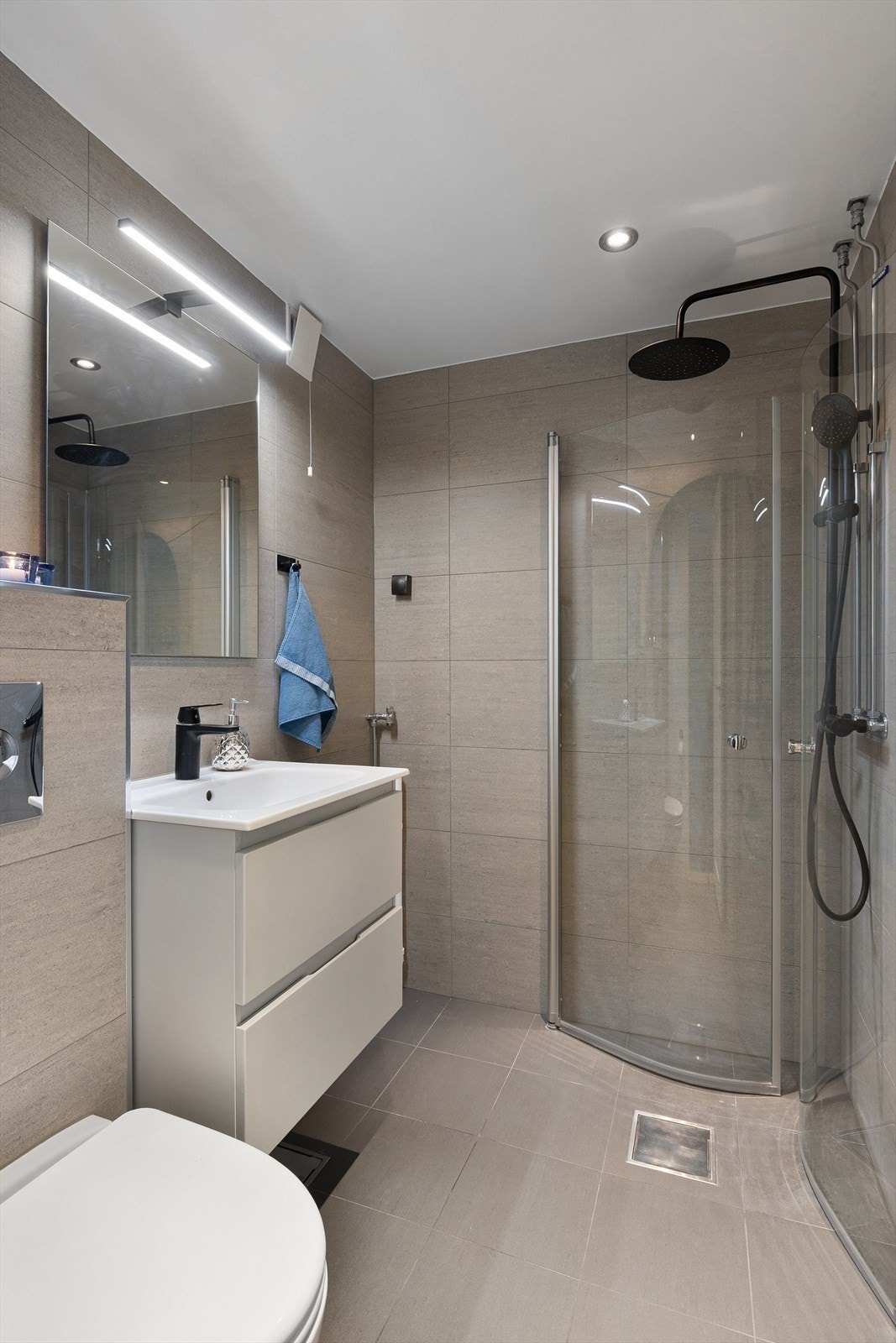 Badet har opplegg for vaskemaskin og downlights i himlingen. Galleribilde