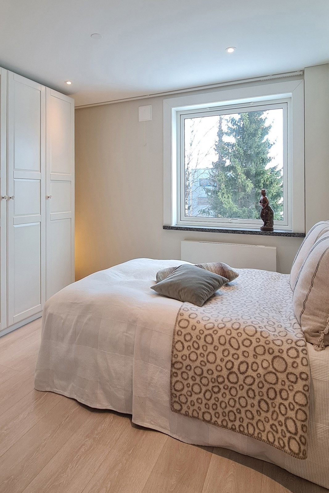Soverommet har en større garderobeløsning, lyse og pene overflater samt godt lysinnslipp fra vinduet. (Selgers eget bilde) Galleribilde
