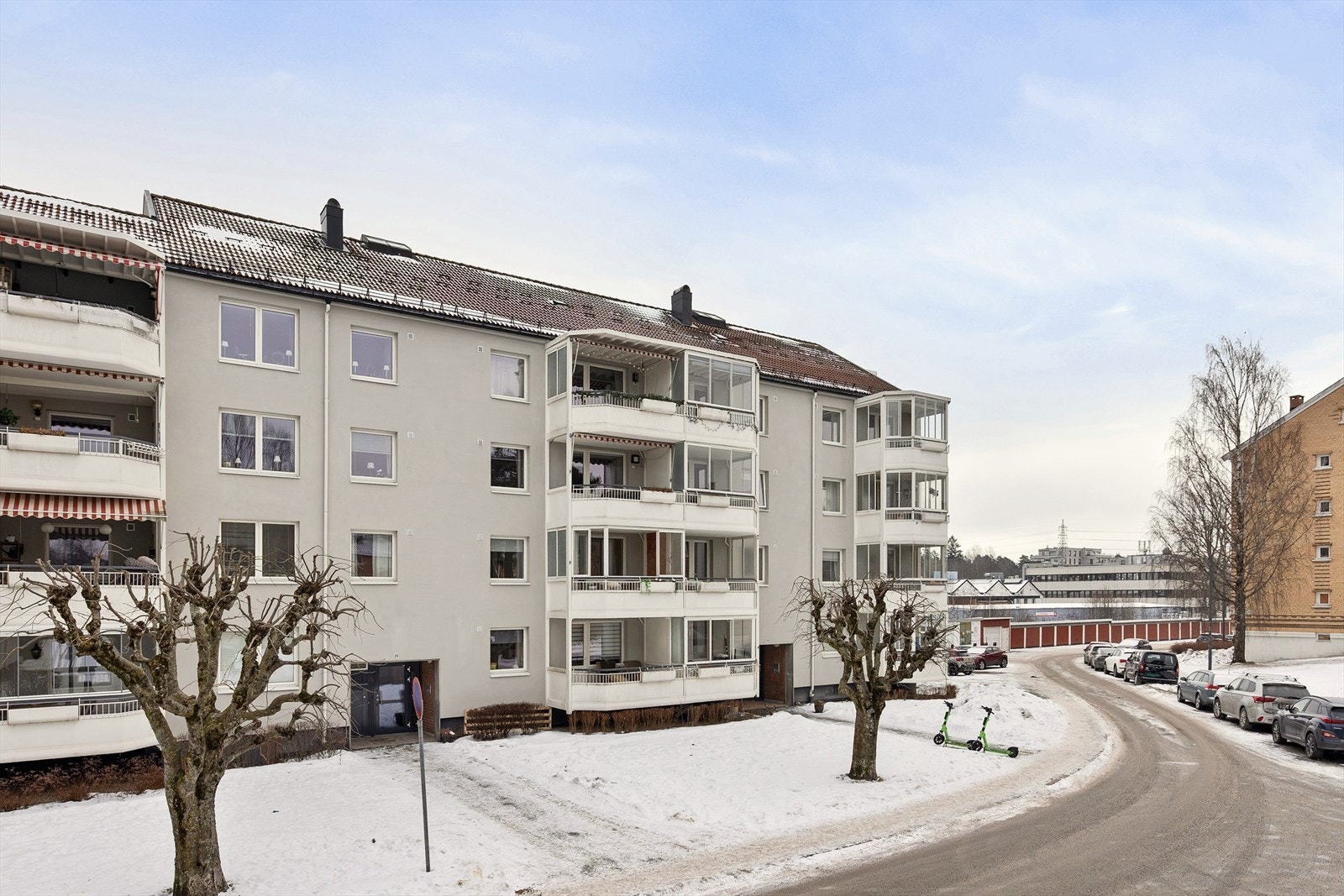 Byggets fasade. Boligen tilhører Kolsrud A/S som er et boligaksjeselskap og består av 176 enheter. Galleribilde