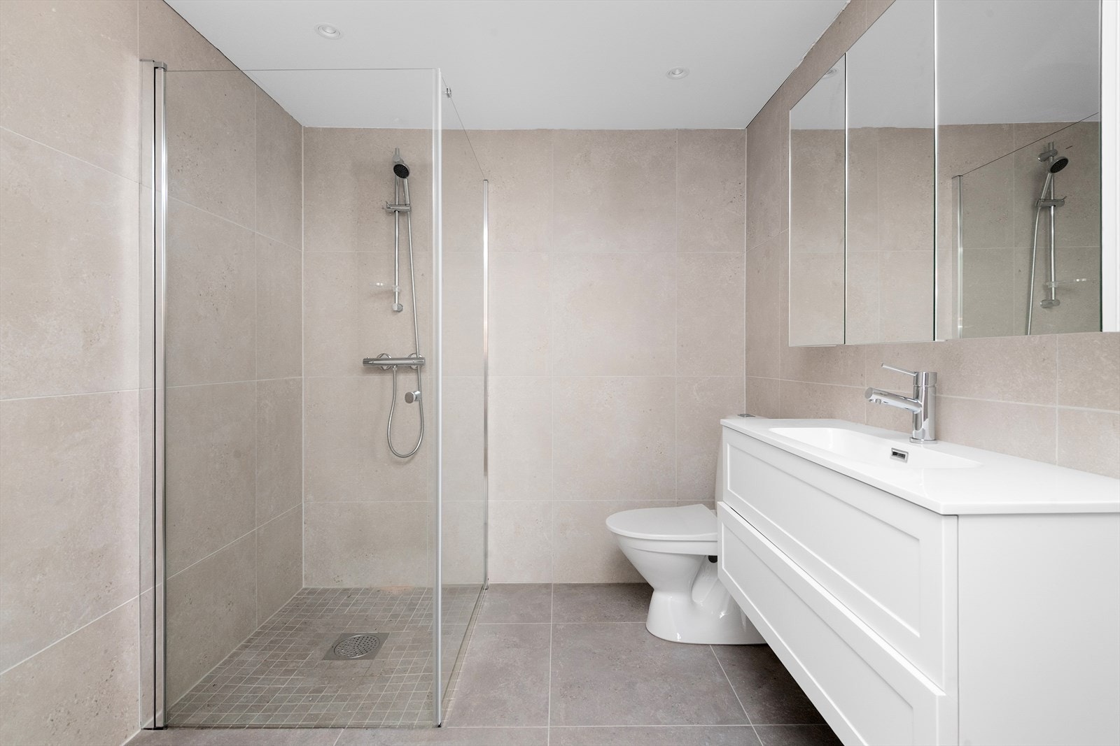 Lekkert, helfliset bad/wc med varmekabler Galleribilde