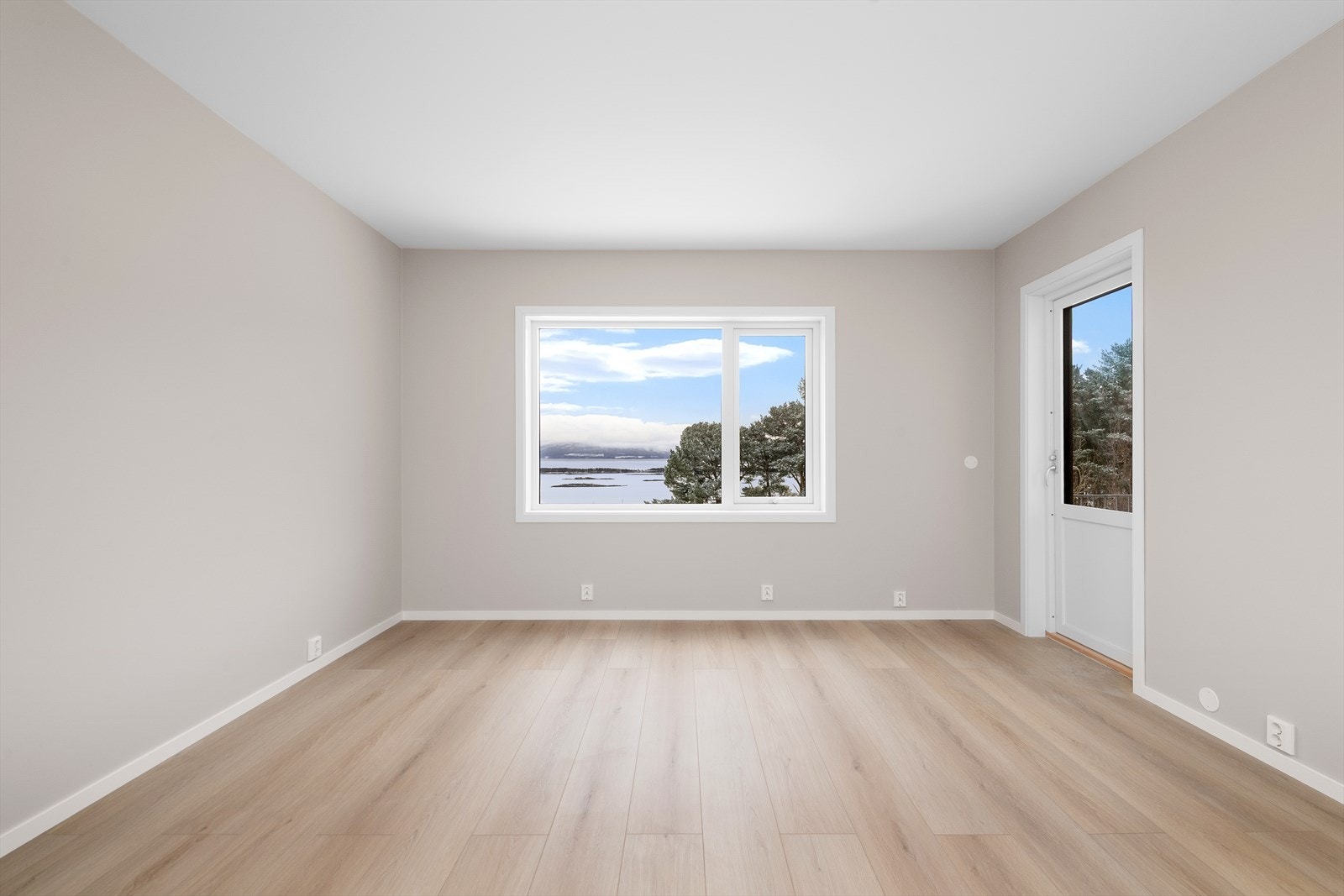 Lys og pen stue med flott utsikt mot fjorden Galleribilde