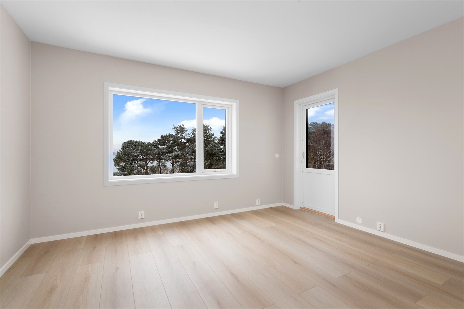 Fra stuen er det utgang til sydvendt balkong på 8 kvm Galleribilde