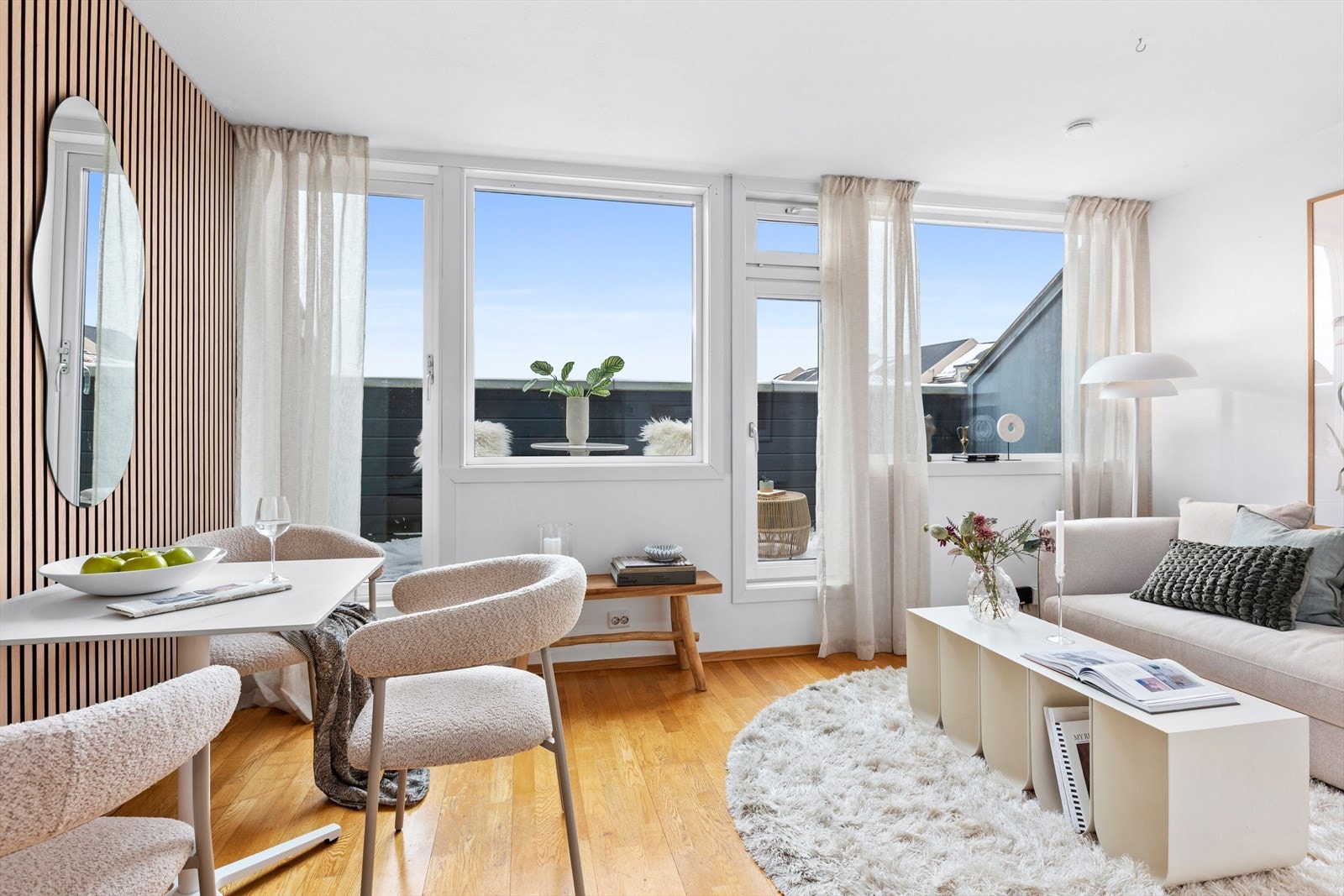 Leiligheten har en åpen stue- og kjøkkenløsning med direkte utgang til en privat takterrasse. Galleribilde