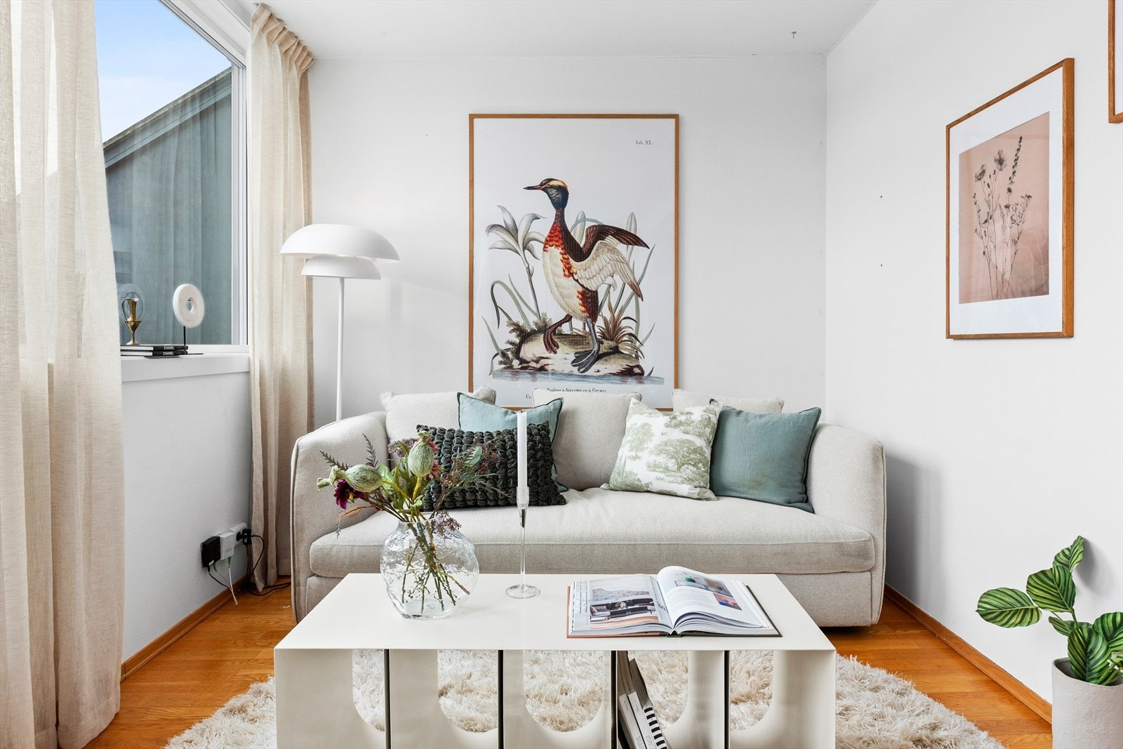 Stuen har god plass til sofagruppe og nyere vinduer med 3-lags energiglass. Galleribilde