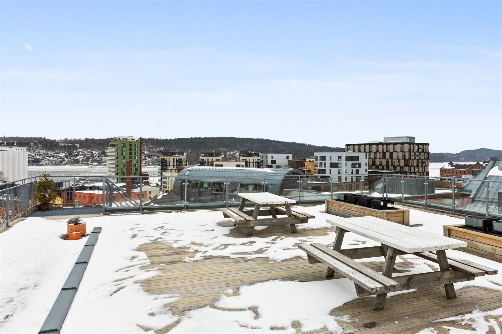 I tillegg til den private terrassen, disponerer sameiet en stor, felles takterrasse. Galleribilde