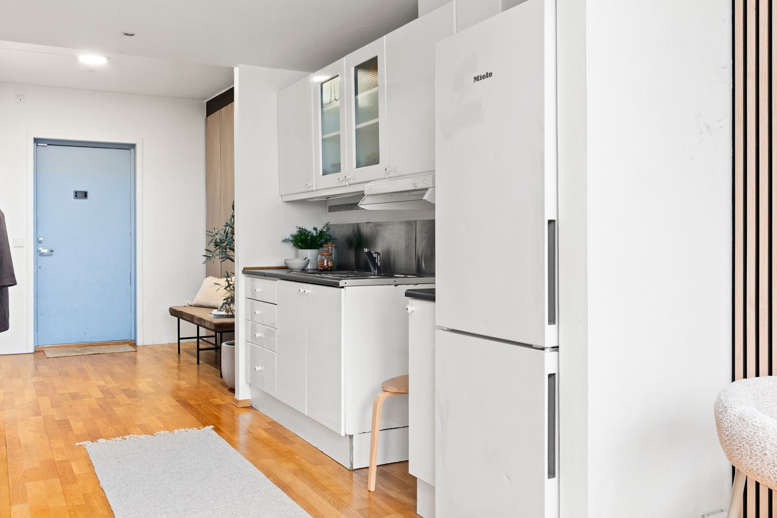 Over kjøkkensonen er det senket himling med praktisk, innfelt belysning. Galleribilde