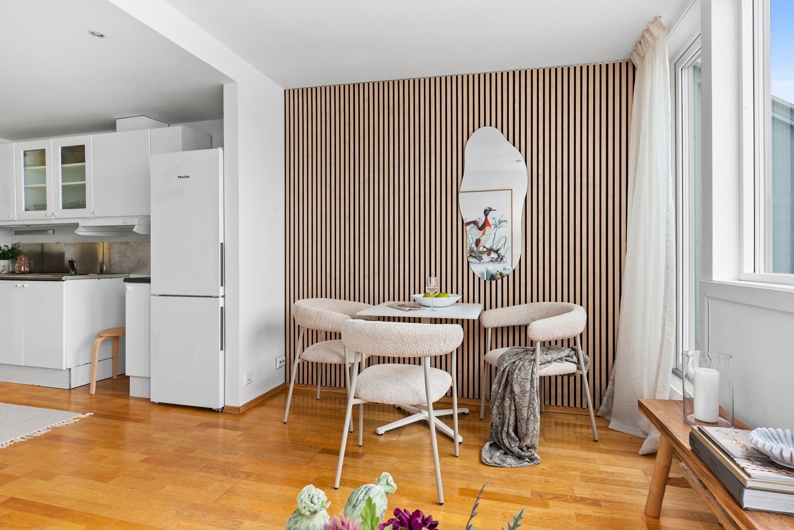 I den åpne løsningen er det en naturlig plassering for spisebordet. Galleribilde