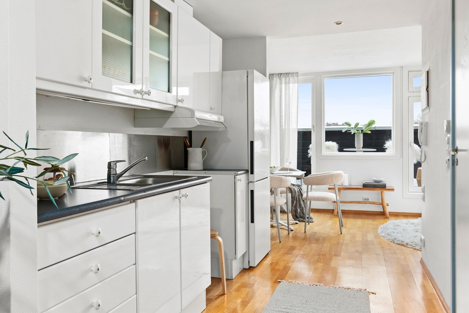 Gjennomgående 3-stavs eikeparkett og vannbåren gulvvarme binder rommene sammen. Galleribilde