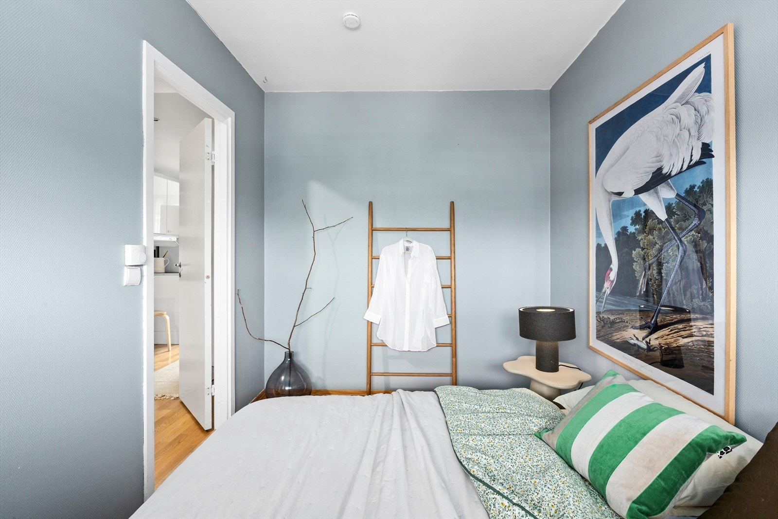 Fra soverommet er det enkel adkomst til leilighetens øvrige rom. Galleribilde