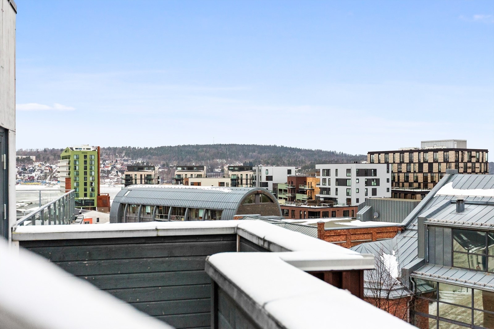 Fra toppetasjen har man en åpen og luftig utsikt over nærområdet. Galleribilde
