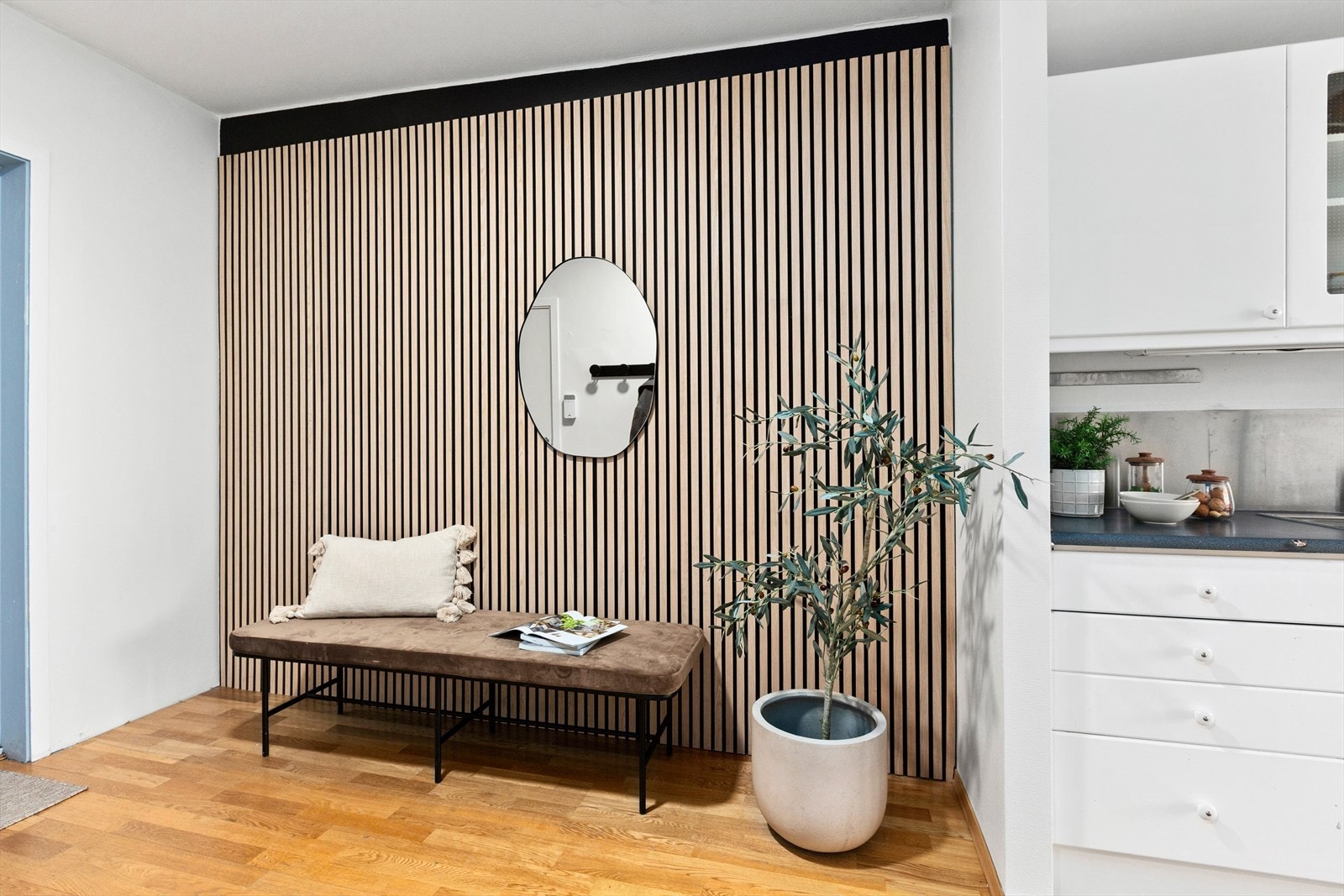 En moderne spilevegg gir entrésonen en definert og stilren karakter. Galleribilde