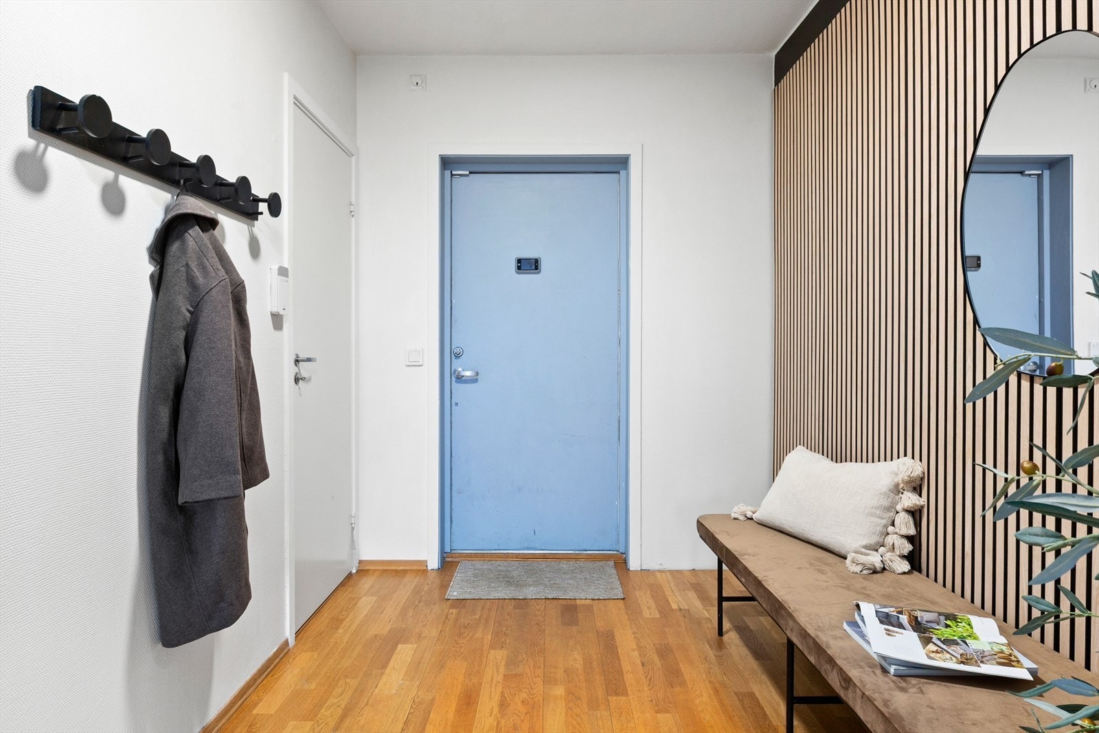 Velkommen inn i en lys og åpen entré med plass til yttertøy. Galleribilde
